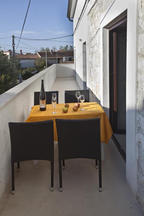 Holiday Apartment In Funtana With Balcony, Air Conditioning, Wifi, Washing Machine 4982-1 外观 照片